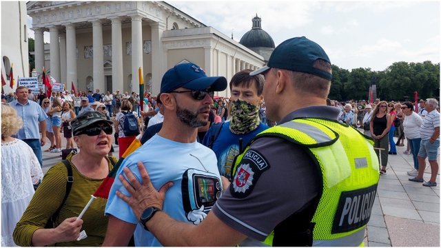 Vilniuje įsisiautėjo protestuotojai: kilo konfliktas, pasipylė keiksmai
