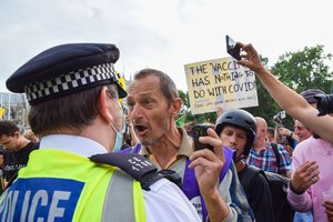Per pasaulį nuvilnijo protestų prieš COVID-19 apribojimus banga