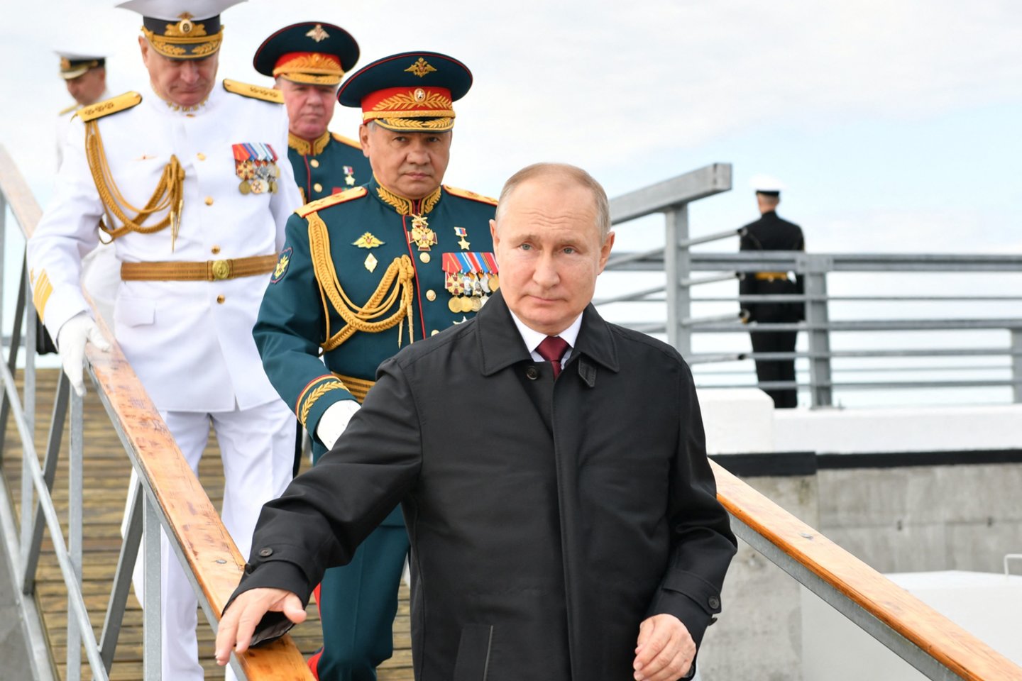  V. Putinas priėmė pagrindinį karinio laivyno paradą Sankt Peterburge.  <br> AFP/Scanpix nuotr.