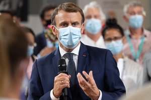 E. Macronas spaudžiamas atsiprašyti dėl branduolinių bandymų Prancūzijos Polinezijoje