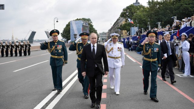 V. Putinas priėmė karinio laivyno paradą: pažymėjo didžiulę Rusijos laivyno galią