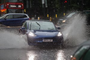 Londone smarkios liūtys užtvindė gatves: įstrigo daug autobusų ir automobilių