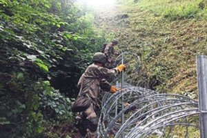 VSAT: užfiksuoti trys atvejai, kai migrantai į Lietuvą pateko per nutiestą aštrią vielą