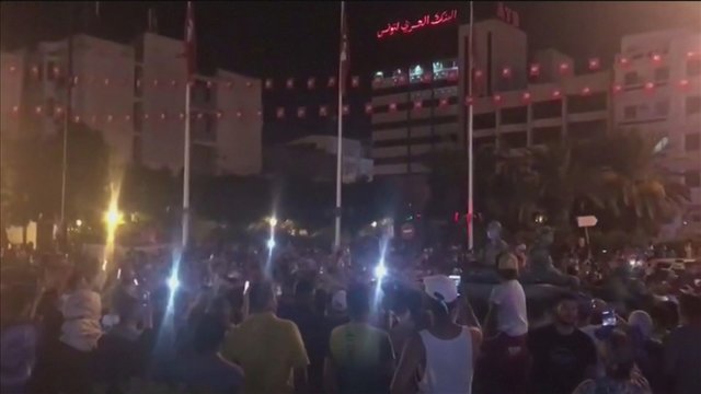Tuniso gyventojai surengė protestą prieš valdančiąją partiją: mitingo dalyviai svaidėsi akmenimis