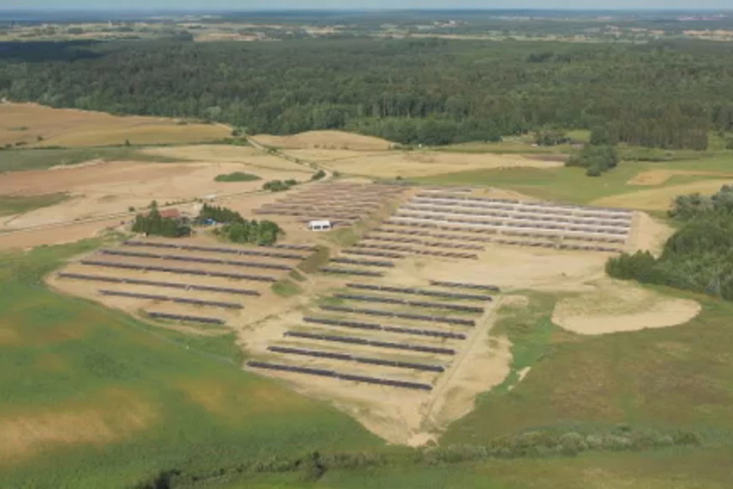 Atidaryta didžiausia saulės elektrinė Lietuvoje.<br>Stop kadras
