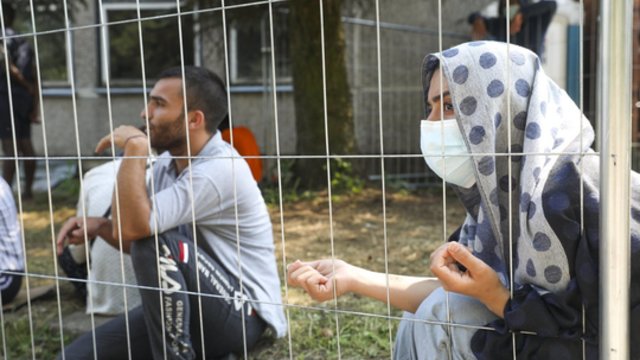 Krizė ir toliau aštrėja: Alytaus rajone migrantai sukėlė protestą, atsisakė valgyti, reikalavo juos išleisti iš teritorijos