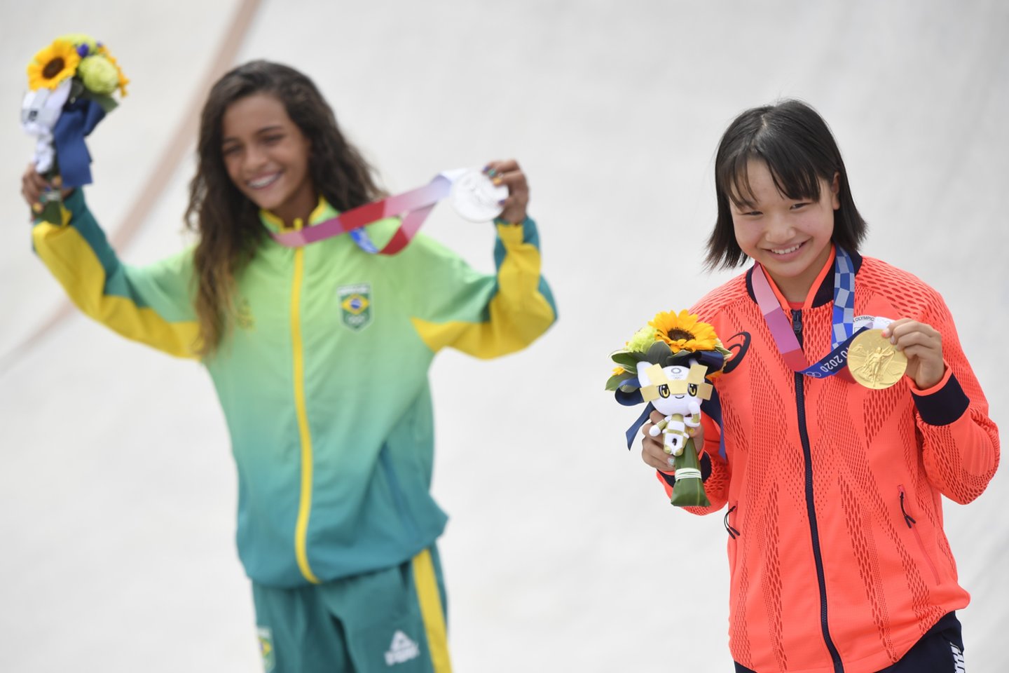 Moterų gatvės riedlenčių rungtyje aukso medalį iškovojo vos 13 metų japonė Momiji Nishiya, o antrąją vietą iškovojo taip pat 13 metų brazilė Rayssa Leal. <br> AFP/Scanpix.com nuotr.