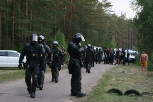 Protestai prieš migrantų apgyvendinimą: žmonės nuo kelio prie Rūdninkų poligono nustumti jėga, neramumus malšino riaušių policija