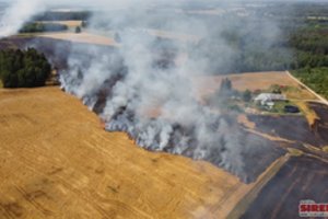 Rokiškio r. ūkyje – antras gaisras per savaitę: kol lietuviai gėrėjosi vaizdu, latviai puolė padėti