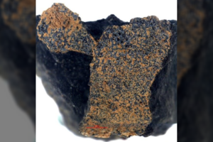 Laukuose surasto nežemiškos kilmės radinio viduje slypi 4,6 mlrd. metų senumo paslaptys