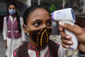 Viltingas atokvėpis Indijoje – pirmą kartą per 130 dienų krito užsikrėtimo koronavirusu atvejų skaičius