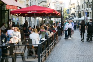 Labiausiai apie darbuotojų trūkumą kalba vienas sektorius – ekspertai sako, kas jis darbuotojus išnaudoja smarkiausiai