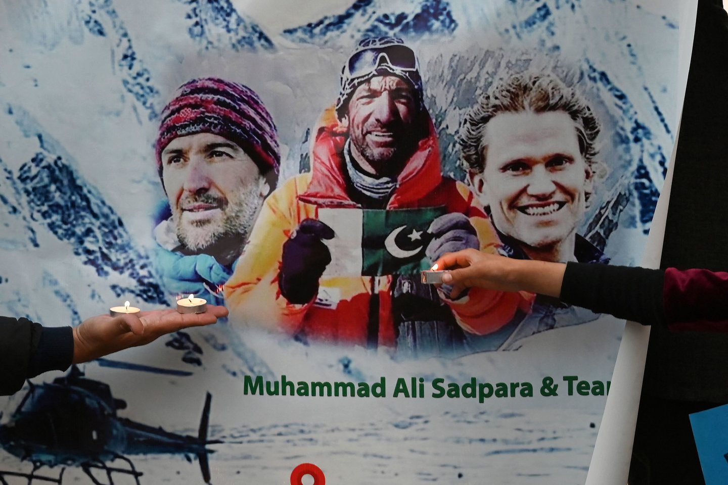 Pakistane surasti trijų alpinistų, kurie praėjusią žiemą dingo kopdami į antrą pagal aukštį pasaulio viršukalnę K2, kūnai.<br>AFP/Scanpix nuotr.
