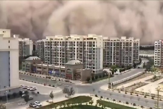 Įspūdingi vaizdai: Kinijos miestą apgaubė 100 m aukščio smėlio siena