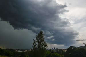 Meteorologų įspėjimas: artinasi smarki audra, galimas škvalas 