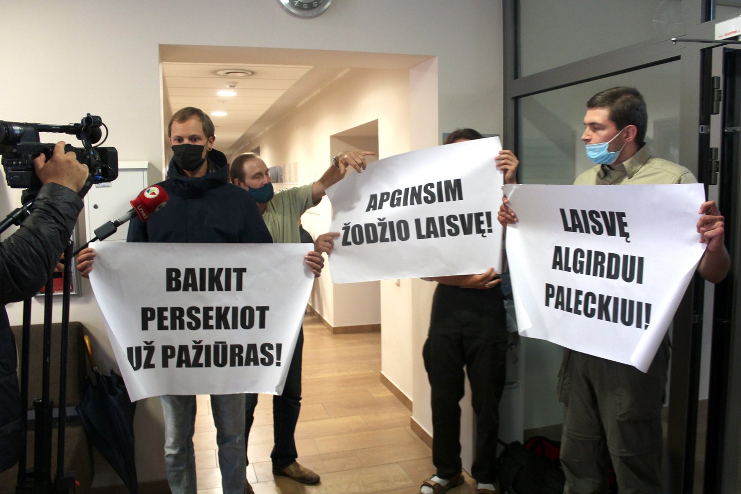   Į teismą atėjo ir A.Paleckio šalininkai su plakatais.<br> R. Vitkaus nuotr. 