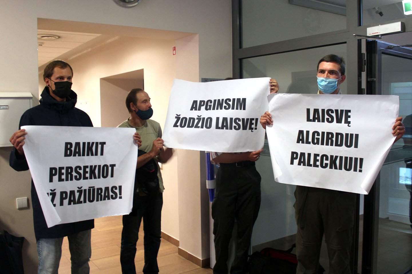    Į teismą atėjo ir A.Paleckio šalininkai su plakatais.<br> R. Vitkaus nuotr. 