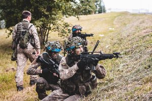 Panevėžyje aidėjo šūviai: per pratybas buvo šturmuojami svarbūs strateginiai objektai