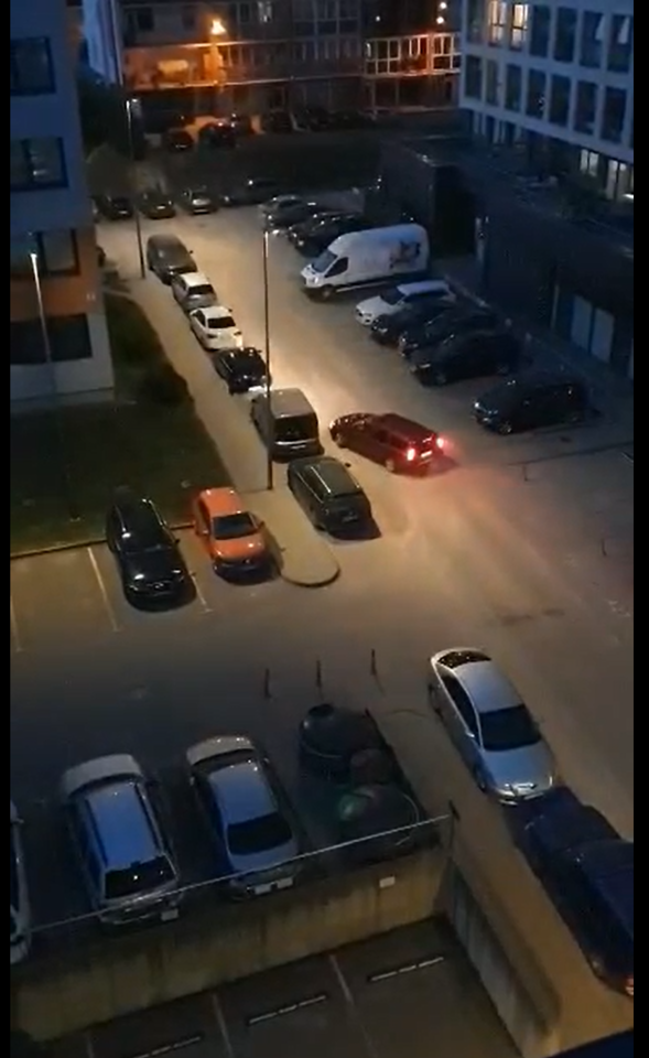 Vilniuje, Girulių gatvėje, buvo užfiksuotas pavojingai manevruojantis vairuotojas.<br>Stop kadras