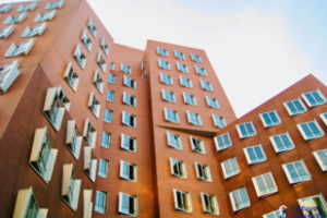 Nors garsiai kalbama apie lietuvių šluojamus butus iš brėžinių, pasižvalgius po sandorių stalčių – dar vienas pastebėjimas