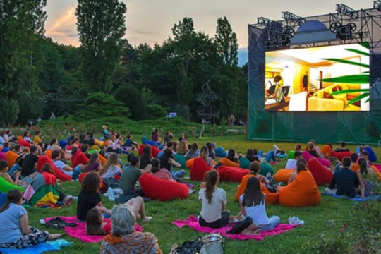 Kino seansą po atviru dangumi galite surengti ir savo kieme: 2 dalykai, be kurių neišsiversite