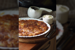 Stambiai tarkuotų bulvių blynas: pigus, bet dieviškai skanus patiekalas