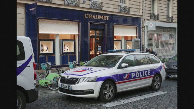 Paryžiuje juvelyrinių dirbinių parduotuvę apiplėšęs vyras paspruko elektriniu paspirtuku