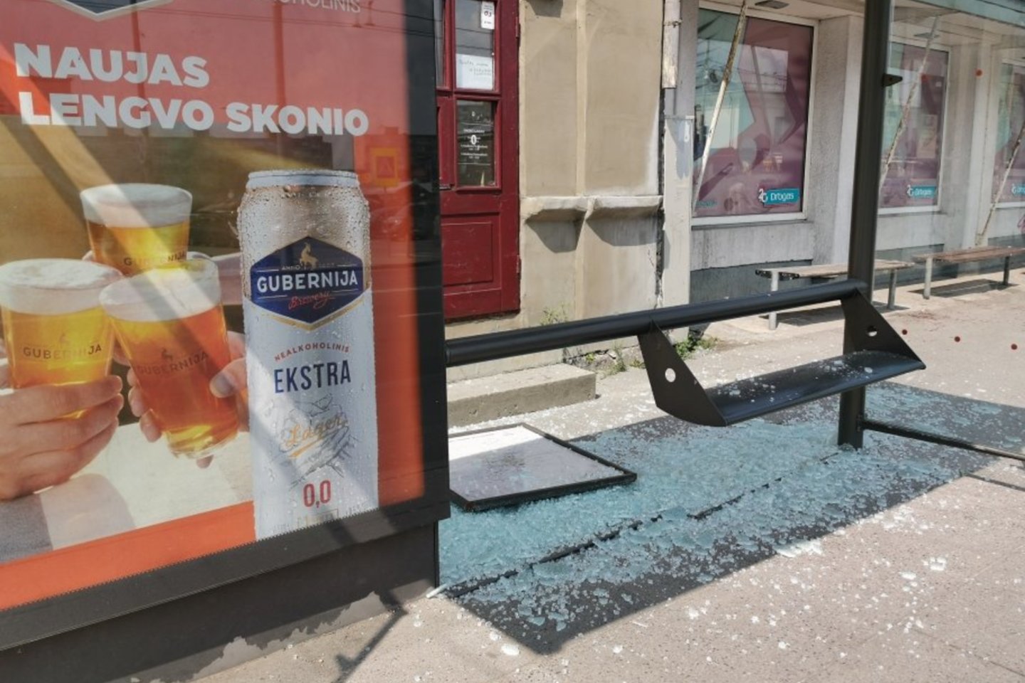 Vilniuje troleibusas sudaužė stotelę, stiklai sužalojo moterį.<br> R.Danisevičiaus nuotr.