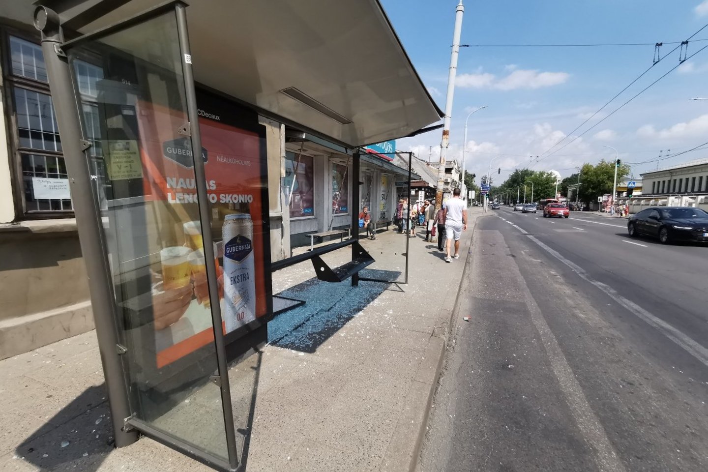Vilniuje troleibusas sudaužė stotelę, stiklai sužalojo moterį.<br> R.Danisevičiaus nuotr.