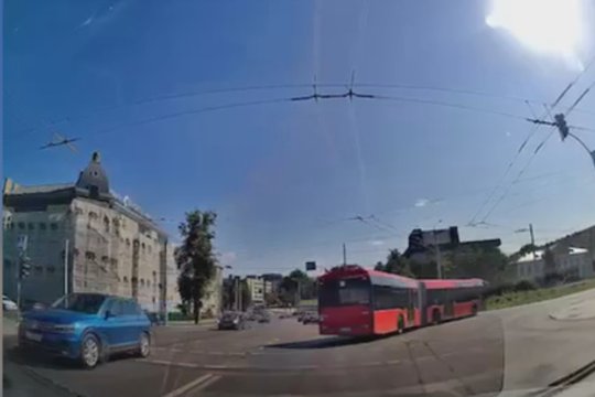 Užfiksavo: autobuso vairuotojas nepaisė raudono šviesoforo signalo