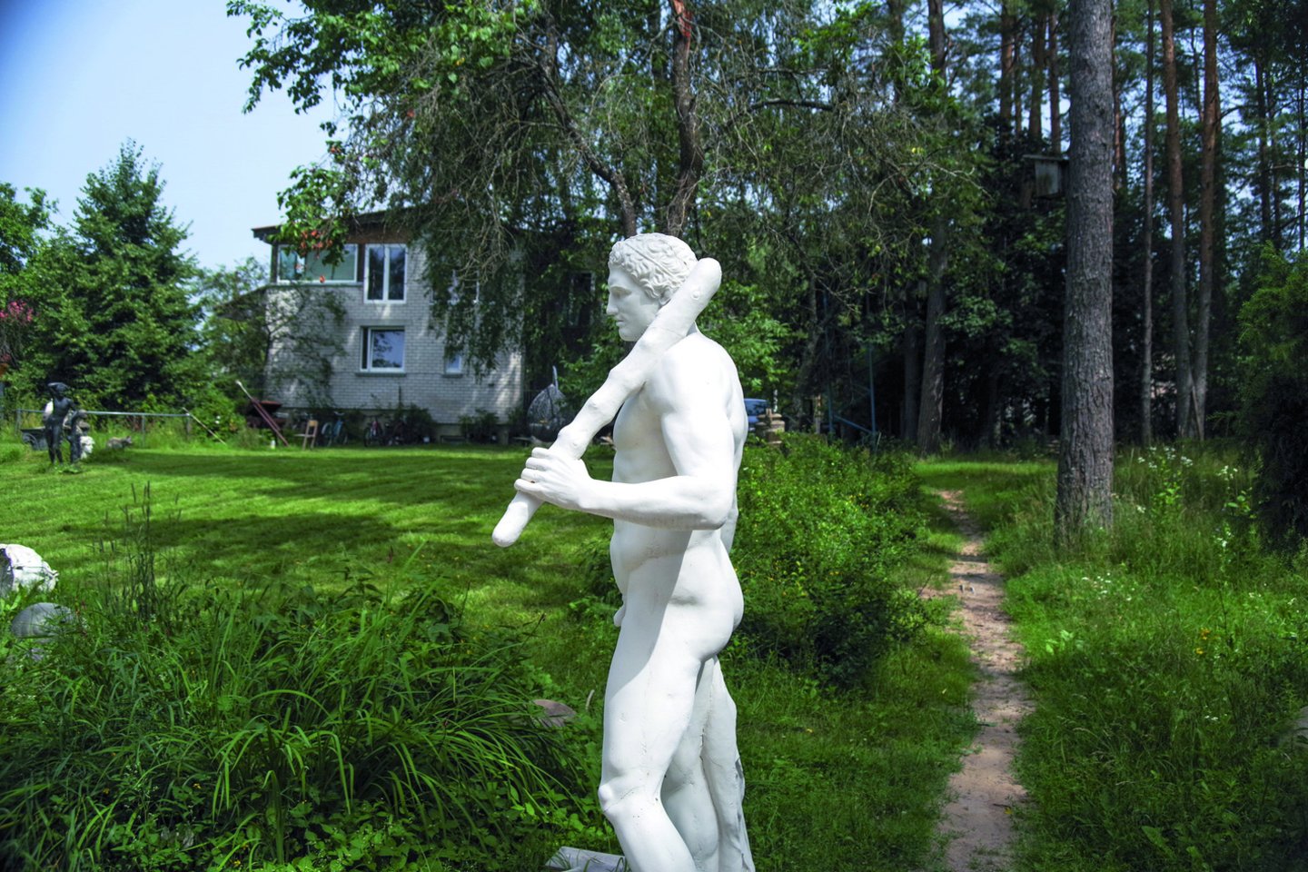 Kavaliauskų sodas panašus į skulptūrų parką.