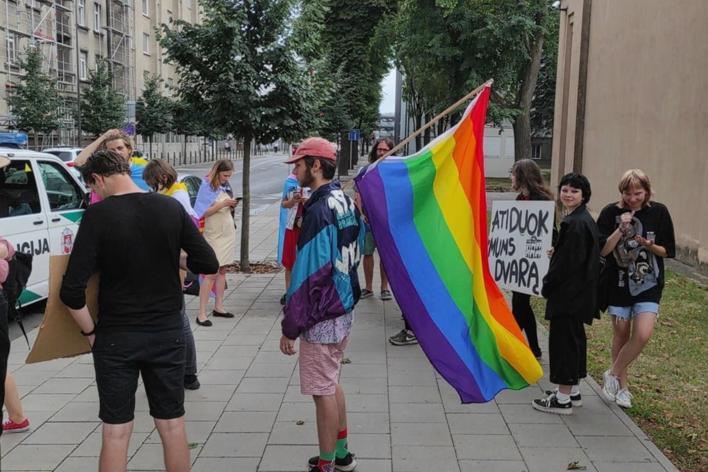  Prie teismo rūmų rinkosi LGBT rėmėjai.<br> G.Bitvinsko nuotr. 