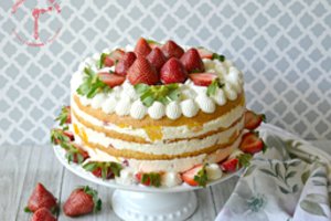 Gaivus jogurtinis tortas su persikais ir braškėmis: išbandytas ir pasiteisinęs receptas