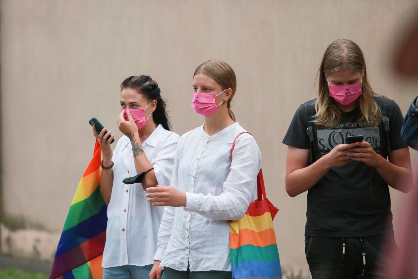  LGBT rėmėjai susirinko prie teismo rūmų. <br>G.Bitvinsko nuotr.