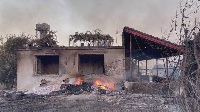 Turkijos pietuose laukiniai gaisrai naikina namus: evakuoti keturių rajonų gyventojai