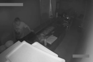 Šiauliuose nufilmuota vagystė iš praduotuvės – dabar policija prašo pagalbos atpažįstant įtariamąjį