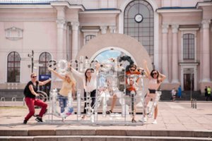 Unikalų Vilnių ir Liubliną jungiantį „Portalą“ papildė šiukšlių instaliacija: siunčia svarbią žinutę