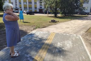 Gyventojai pyksta dėl šaligatvio: 12 metrų eina rekonstruotu taku, o dar 27 metrus – aplūžusiomis plytelėmis