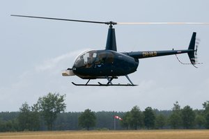 Sostinėje skraidęs sraigtasparnis su balta dėže išgąsdino gyventojus – pasakė, ką jis matuoja