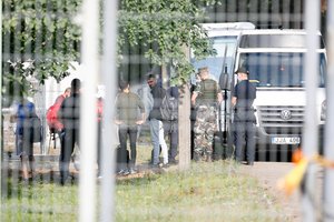 Kol Vilniuje vyko protestas, į Rūdninkų poligoną atgabenti pirmieji migrantai: autobusai važiuoja vienas po kito