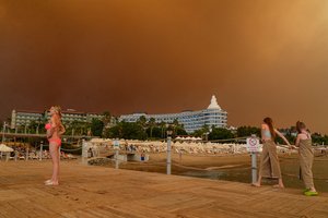 Prie turistų pamėgto Turkijos kurorto tebesiaučia dideli gaisrai: aukų padaugėjo iki keturių