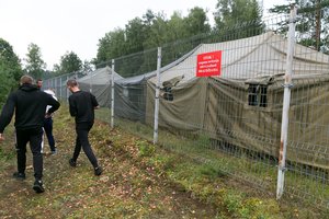 Pasidalijo savo patirtimi iš migrantų stovyklavietės: dėl ko kilo nepasitenkinimas maistu ir vandeniu?