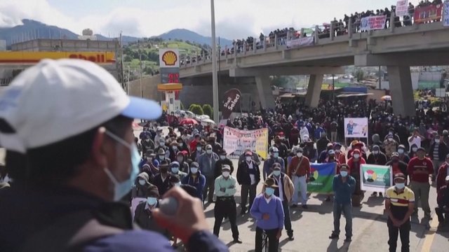 Tūkstančiai Gvatemalos gyventojų išėjo į gatves: reikalavo prezidento atsistatydinti