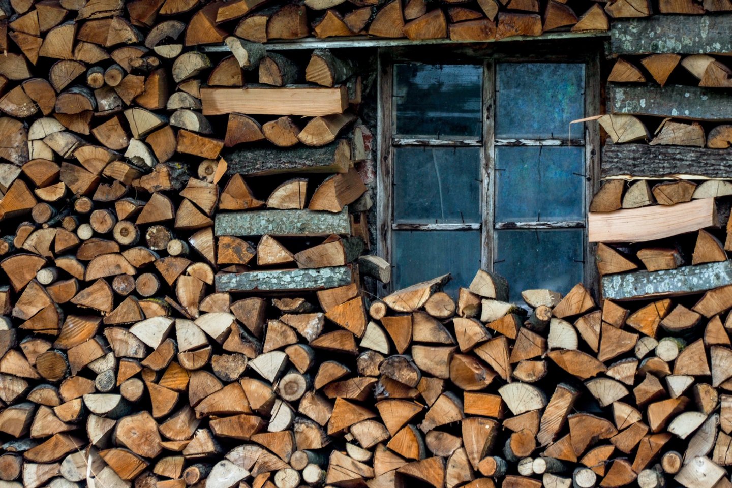 Dabar medienos žaliavų kainos įmonėms kandžiojasi skaudžiai, o produkcija galutiniam vartotojui – gerokai pabrango.<br>V.Ščiavinsko nuotr.