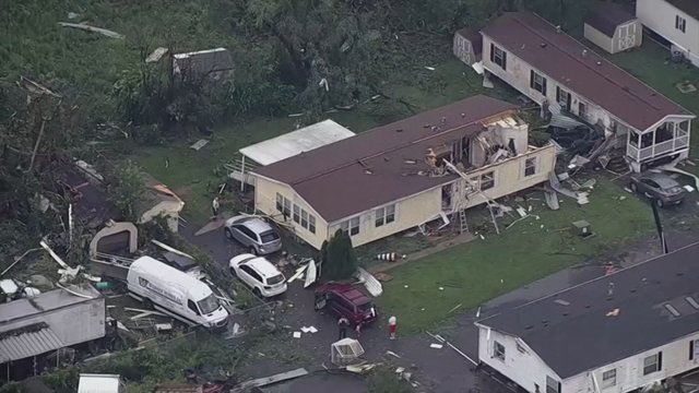 Vaizdai iš Pensilvaniją nusiaubusių tornadų: išvartyti automobiliai, sumaitoti pastatai, yra sužeistų