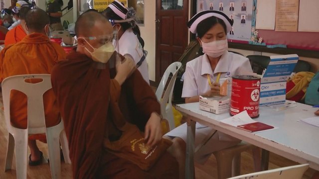 Bankokas pradėjo vienuolių ir šventyklų darbuotojų vakcinaciją: iki šiol visiškai skiepyti vos 5,6% gyventojų
