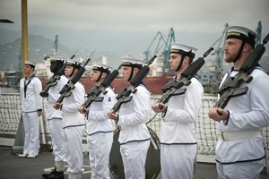 Jungtinės Karalystės kariškiai: prie Omano krantų užpultas Izraelio bendrovės tanklaivis