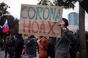 Slovakijoje prieš koronaviruso priemones nusiteikę protestuotojai blokavo Bratislavos gatves