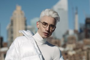 Erdvės gimtinėje pritrūkęs žurnalistas Niujorke mezga pažintis su garsenybėmis