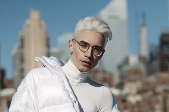 Erdvės gimtinėje pritrūkęs žurnalistas Niujorke mezga pažintis su garsenybėmis